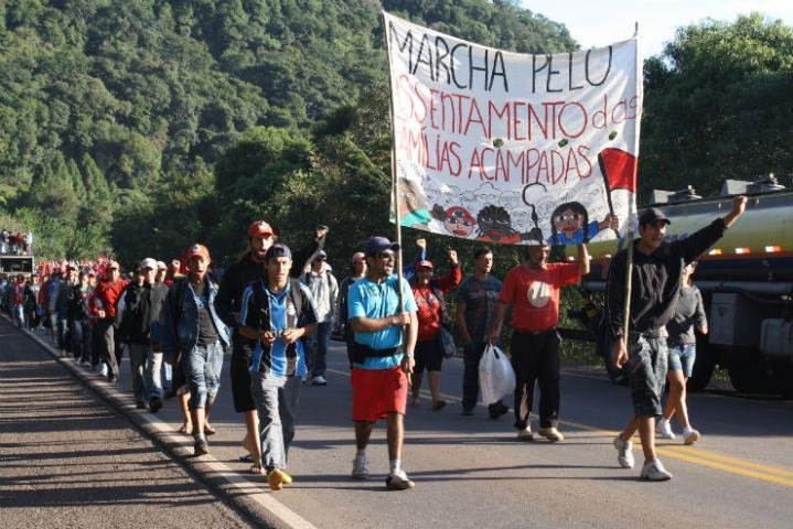 MST retoma marcha e pretende acampar em estrada na Fazenda Coqueiros  