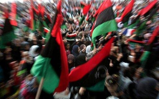 Rebeldes l&iacute;bios protestam contra Otan ap&oacute;s serem atingidos por fogo amigo