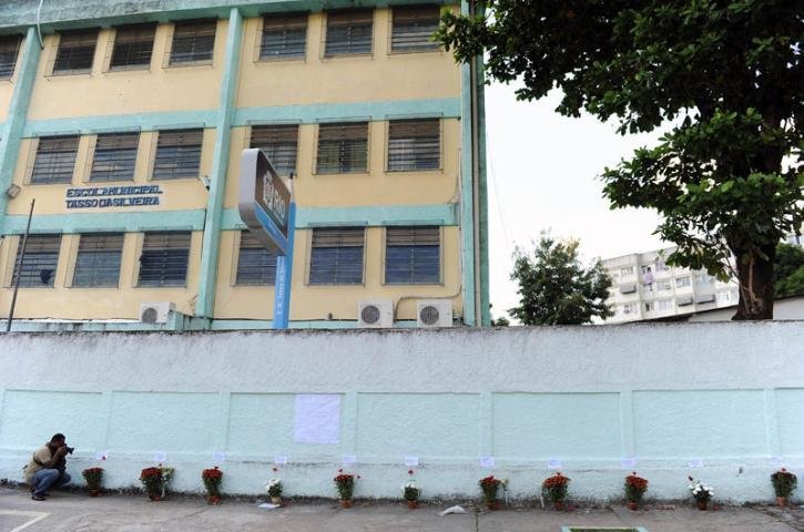 Homenagens em frente &agrave; escola onde ocorreu o massacre segue recebendo homenagens