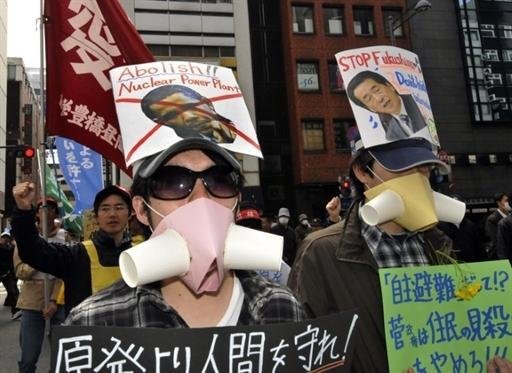 Manifestantes usavam cartazes criticando o primeiro-ministro japon&ecirc;s, Naoto Kan