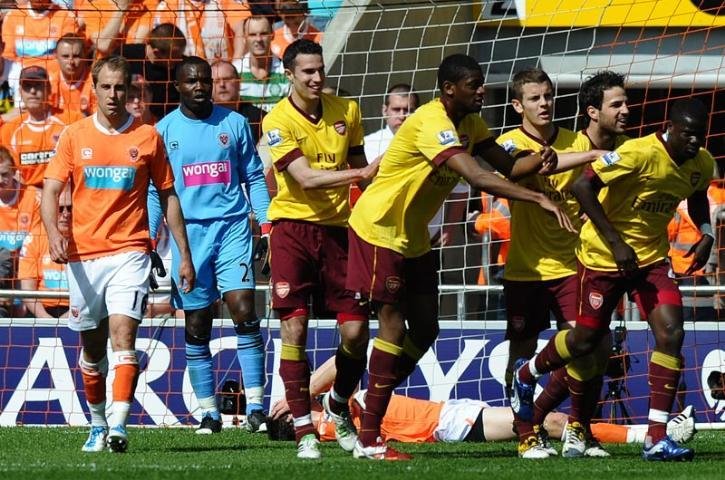 Diaby, Ebou&eacute; e Van Persie assinaram os gols