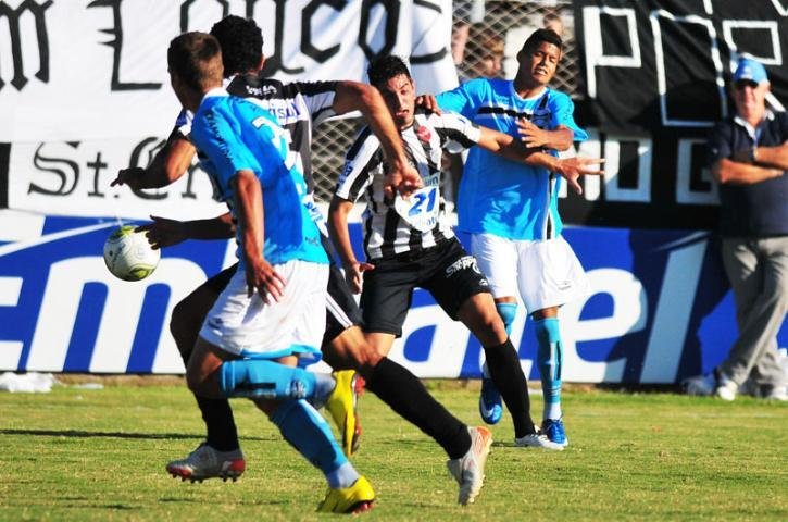 Gr&ecirc;mio perdeu muitas chances e teve de correr atr&aacute;s do empate em 1 a 1 com o Santa Cruz