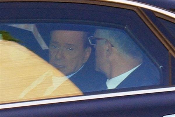 Berlusconi comparece a audi&ecirc;ncia em Mil&atilde;o