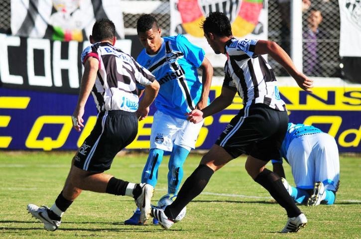 Apanhei muito, diz Leandro sobre a marca&ccedil;&atilde;o do Santa Cruz 