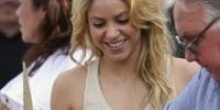 Shakira coloca pedra fundamental em colégio na Colômbia