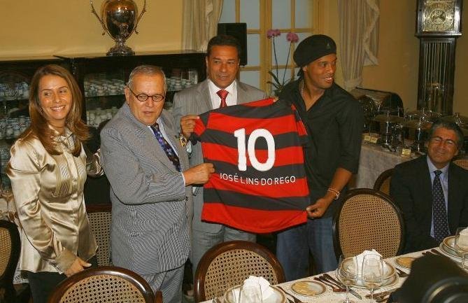 Ronaldinho recebe mais alta honraria da Academia Brasileira de Letras