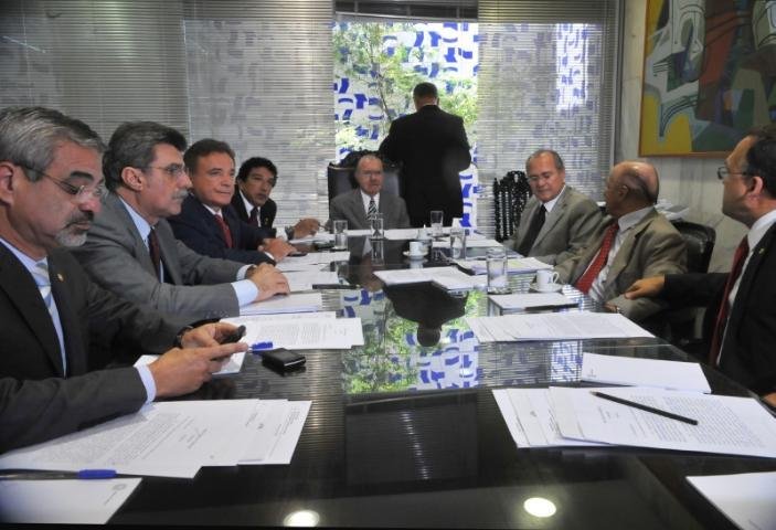 Sarney prop&otilde;e plebiscito sobre venda de armas para outubro