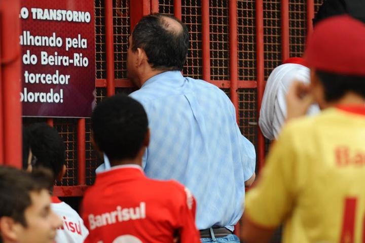Torcida ficou do lado de fora no primeiro treino de Falc&atilde;o