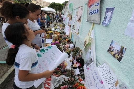 Alunos prestaram homenagem aos estudantes mortos no massacre com cartazes e faixas