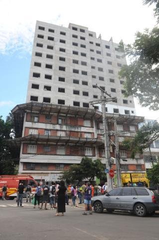Os tr&ecirc;s oper&aacute;rios estavam dentro de um elevador de servi&ccedil;o, que caiu do 12&ordm; andar