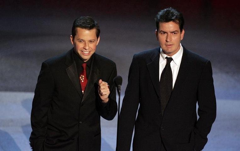 Charlie Sheen (direita) projeta 85% de chance de voltar a &acute;Two and a Half Men`