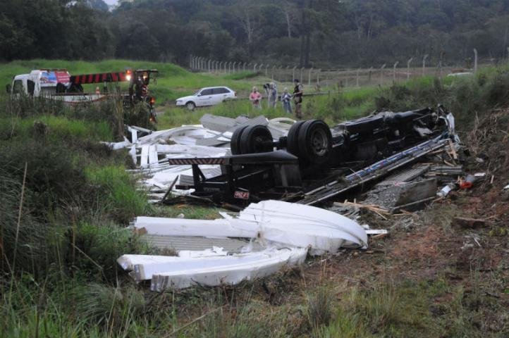 Caminh&atilde;o tomba e causa morte de condutor na freeway, em Gravata&iacute;