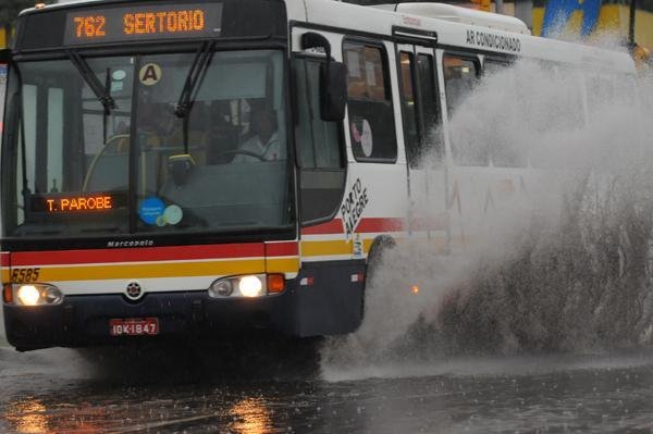 Tr&acirc;nsito na avenida Sert&oacute;rio &eacute; desviado por causa de ac&uacute;mulo de chuva 