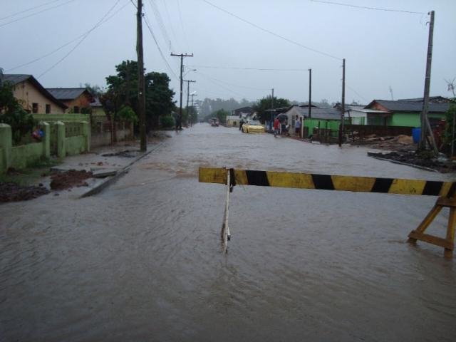 Chuva alaga ruas e provoca queda de barreira no Vale do Rio Pardo