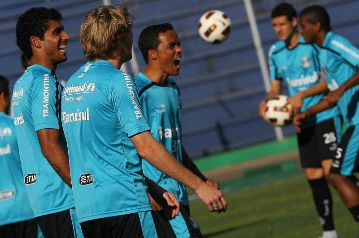 Gr&ecirc;mio precisa vencer Oriente Petrolero e secar esta noite