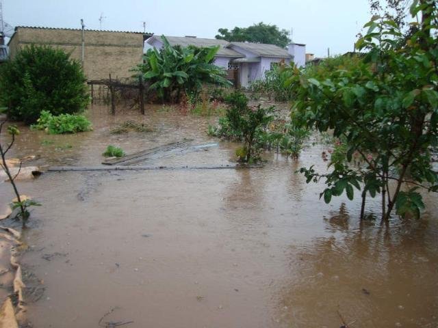 Chuva derruba barreiras, alaga ruas e cancela aulas no interior do Rio Grande do Sul