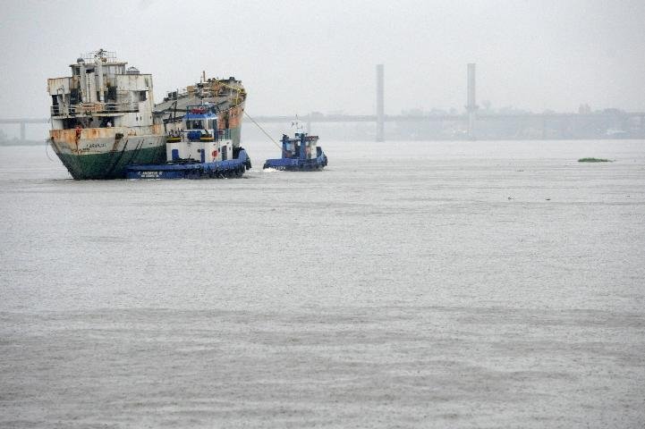 Removidos navios ancorados h&aacute; 20 anos no Cais Mau&aacute;