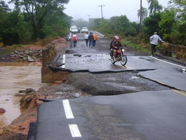 Trecho da ERS 421 &eacute; liberado, mas outras tr&ecirc;s rodovias seguem interditadas no RS 