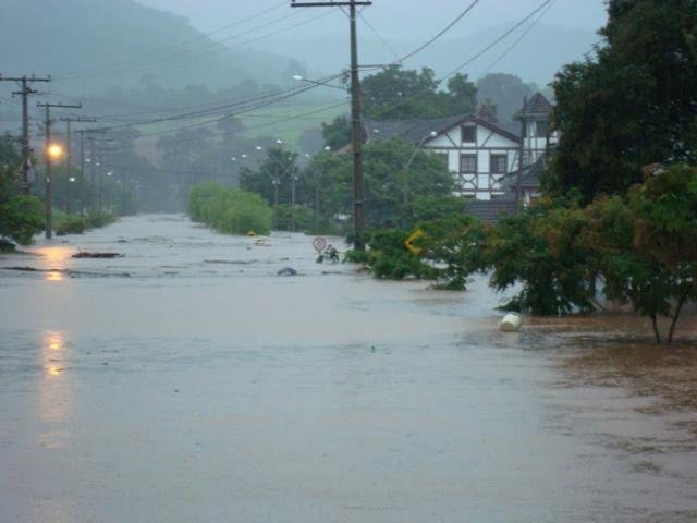 Munic&iacute;pios afetados pela chuva de ontem avaliam estragos