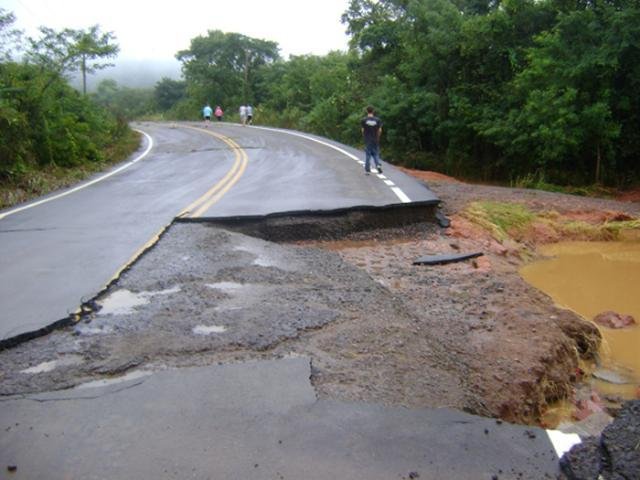 Tr&ecirc;s rodovias estaduais est&atilde;o interrompidas por causa da chuva no Estado 