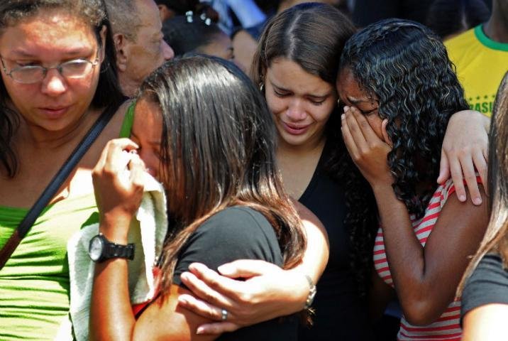 Prefeito do Rio diz que vai indenizar fam&iacute;lias de estudantes mortos em escola