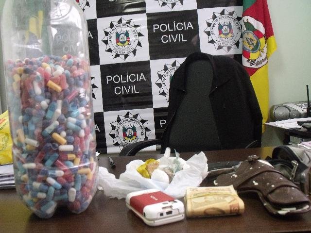 Drogas, armas e mercadorias foram apreendidas na a&ccedil;&atilde;o 