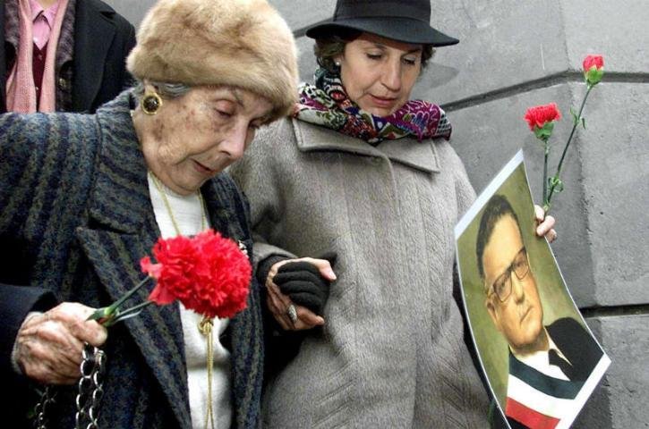 Na foto, a ex-mulher de Salvador Allende e sua filha
