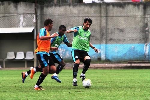 Douglas volta a treinar e refor&ccedil;a o Gr&ecirc;mio contra o Ypiranga