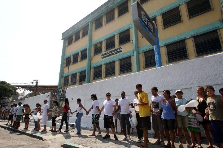 Volunt&aacute;rios arrumam Escola Tasso da Silveira para volta &agrave;s aulas, no Rio
