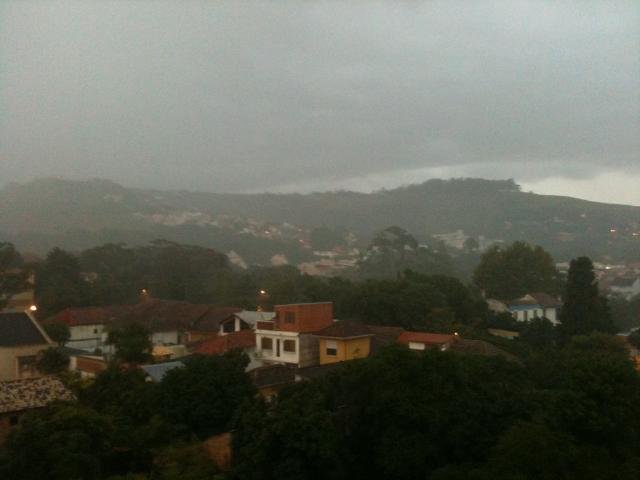 Depois de calor de 30&ordm;C, Porto Alegre tem chuva com trovoadas