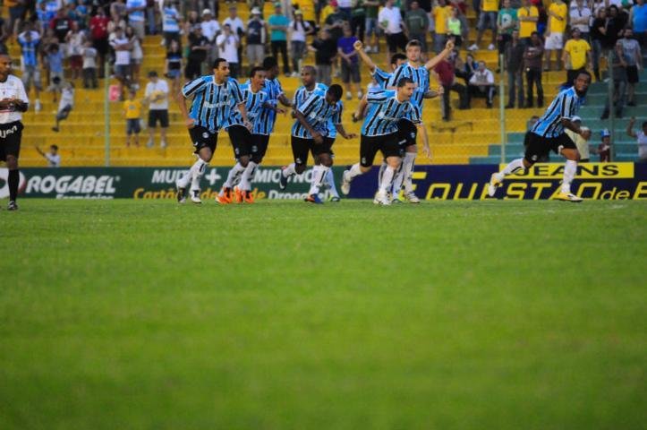 Time gremista comemora a vit&oacute;ria nos p&ecirc;naltis