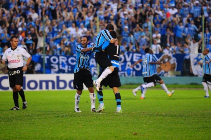 Depois de pegar p&ecirc;nalti, goleiro Victor foi festejado pelo grupo