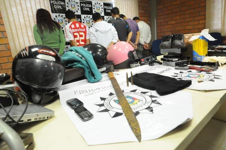 Opera&ccedil;&atilde;o busca desarticular quadrilha de rouba a carros e casas na Regi&atilde;o Metropolitana