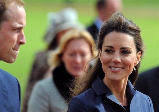 Jornal brit&acirc;nico divulga nome de estilista respons&aacute;vel pelo vestido de Kate Middleton