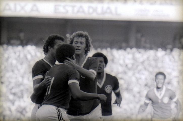 Na foto, Falc&atilde;o e Jair comemoram um gol marcado num GreNal de 1977