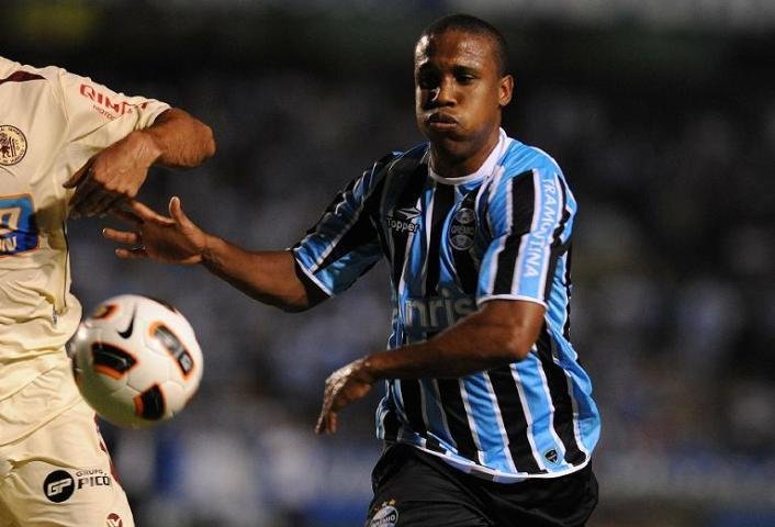 Renato diz que Borges ter&aacute; de perder peso para ganhar agilidade