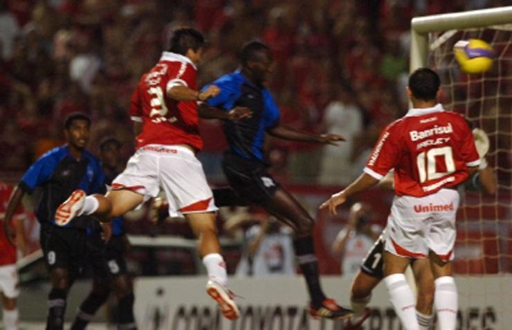 Contra a dupla Gre-Nal, Emelec fez apenas turismo em Porto Alegre