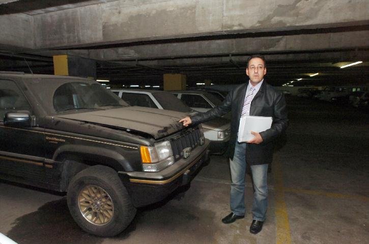 Ve&iacute;culos ainda em boas condi&ccedil;&otilde;es est&atilde;o abandonados no Centro Administrativo do Estado