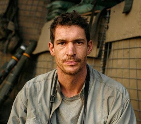 Vanity Fair confirma morte de Tim Hetherington, diretor indicado ao Oscar na L&iacute;bia