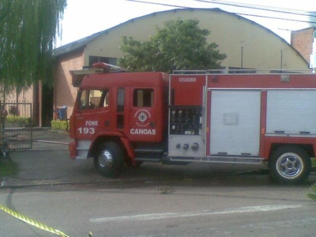 Bombeiros controlam chamas em pr&eacute;dio de Canoas