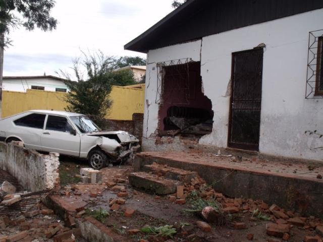 Carro invade casa em Passo Fundo