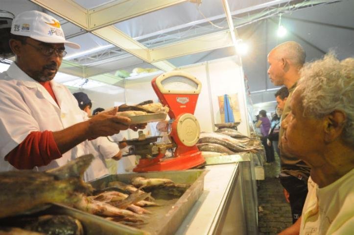 Os comerciantes acreditam que entre 270 e 300 toneladas de peixe ser&atilde;o vendidas at&eacute; amanh&atilde;