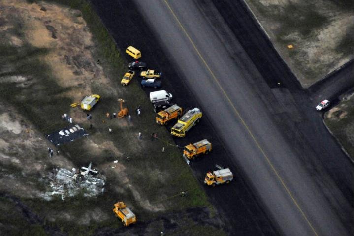 Imagem a&eacute;rea mostra onde o avi&atilde;o caiu em Manaus, ao lado da pista. Familiares do dono da aeronave est&atilde;o entre as v&iacute;timas