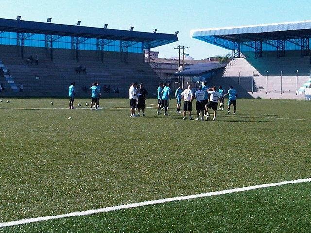 Gr&ecirc;mio chega ao Passo D&acute;Areia para treino na grama sint&eacute;tica