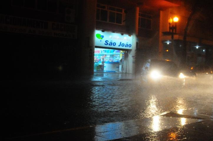 Mais de 179 mil clientes sem luz no RS por causa do temporal