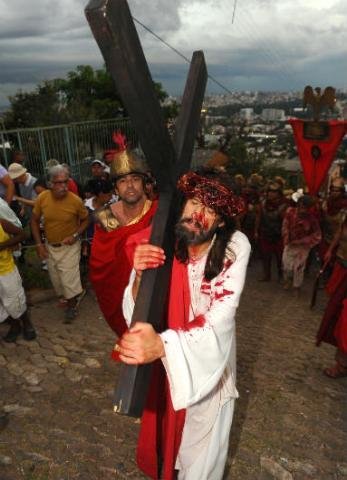 Tradicional prociss&atilde;o do Morro da Cruz re&uacute;ne uma multid&atilde;o de peregrinos