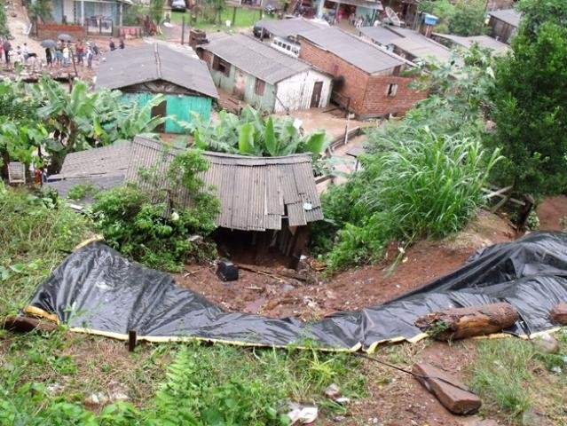 Tr&ecirc;s crian&ccedil;as morrem soterradas em deslizamento em NH