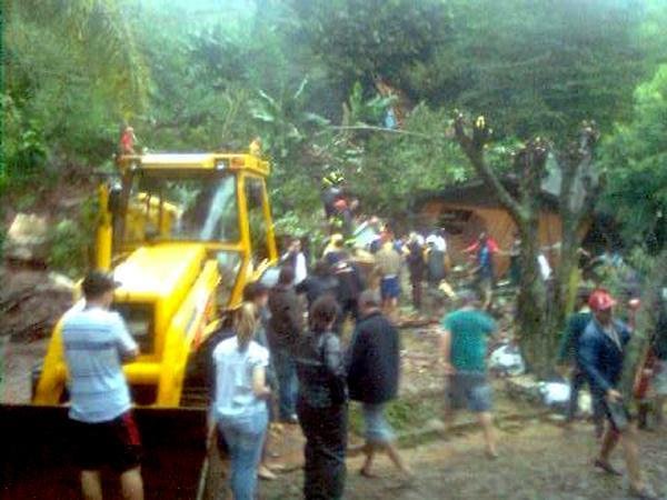 Deslizamento de terra atinge casas e mata uma mulher em Igrejinha
