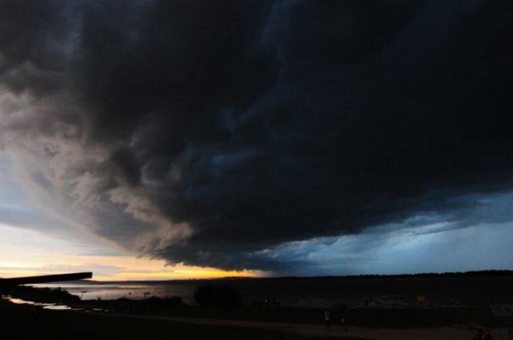 Nuvens surpreenderam moradores da Capital momentos antes do temporal desta sexta-feira