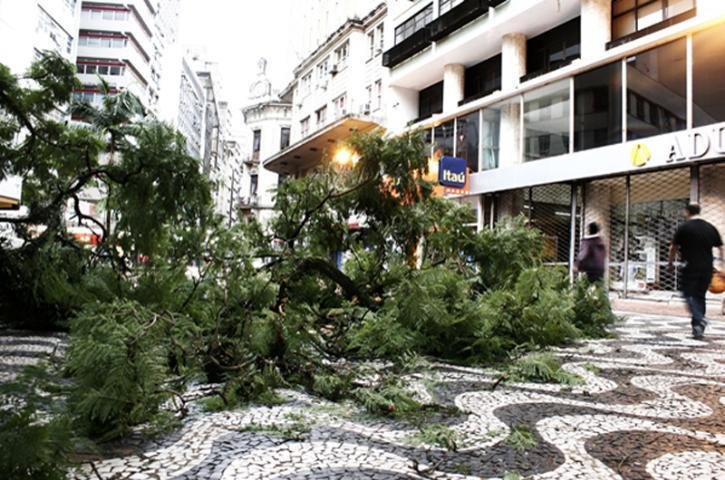 Sobe para 74 mil n&uacute;mero de pontos sem luz no RS